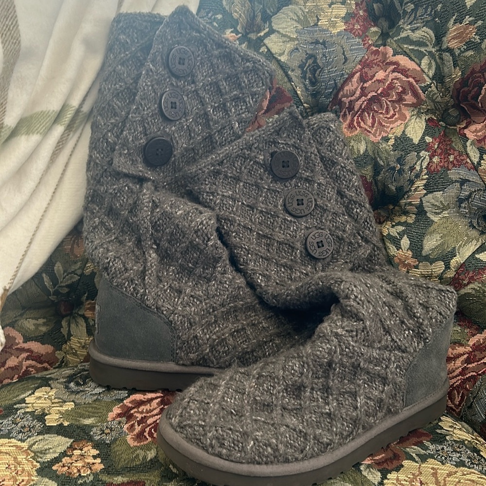 Ugg knit shoe